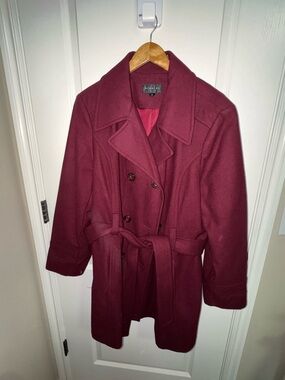 Braetan Double-Breasted Trench Coat in Burgundy